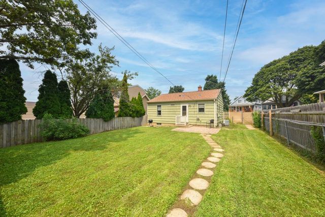 1831 E Hillcrest AVENUE, Milwaukee, WI 53207
