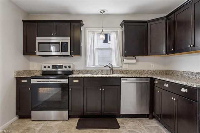 30 Briarwood DR, Hampton, VA 23666
