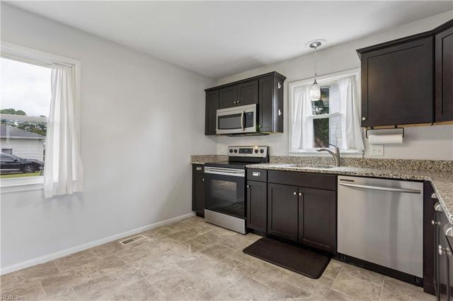 30 Briarwood DR, Hampton, VA 23666