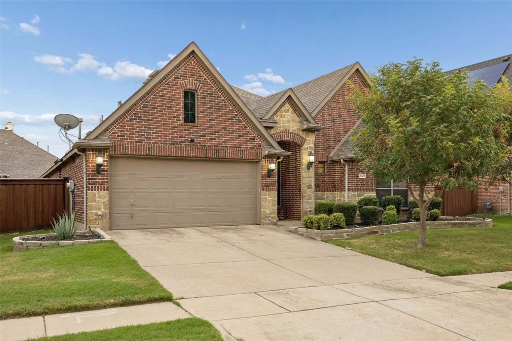 2723 Ponce De Leon, Grand Prairie, TX 75054 — exterior