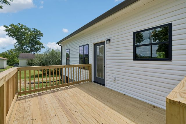 295 Meadow Dr, Gordonsville, TN 38563