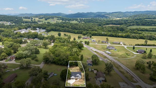 295 Meadow Dr, Gordonsville, TN 38563