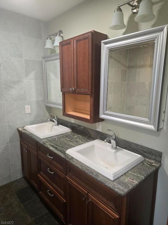 14 Larch St, Carteret Boro, NJ 07008 — photo 4