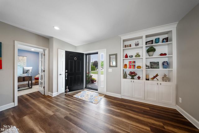 34036 Jefferson Avenue, St Clair Shores, MI 48082