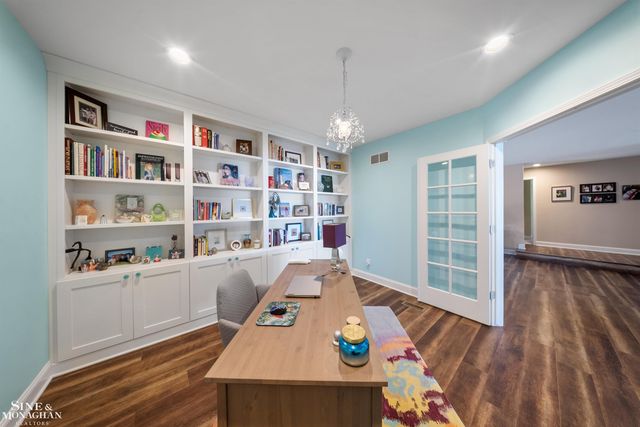34036 Jefferson Avenue, St Clair Shores, MI 48082