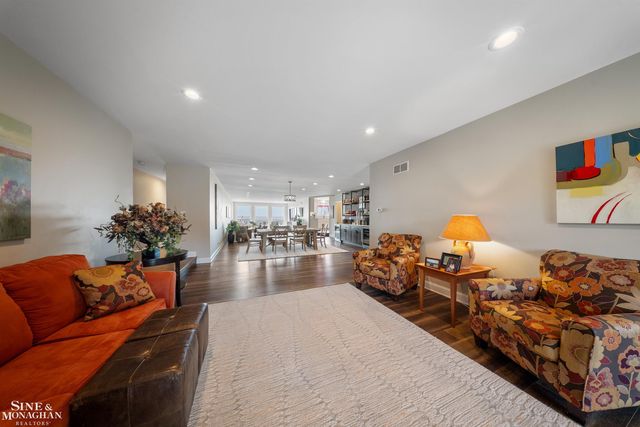 34036 Jefferson Avenue, St Clair Shores, MI 48082