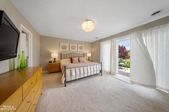34036 Jefferson Avenue, St Clair Shores, MI 48082