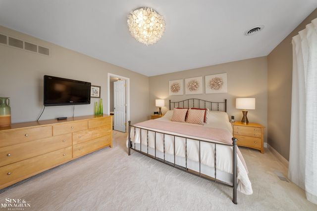 34036 Jefferson Avenue, St Clair Shores, MI 48082