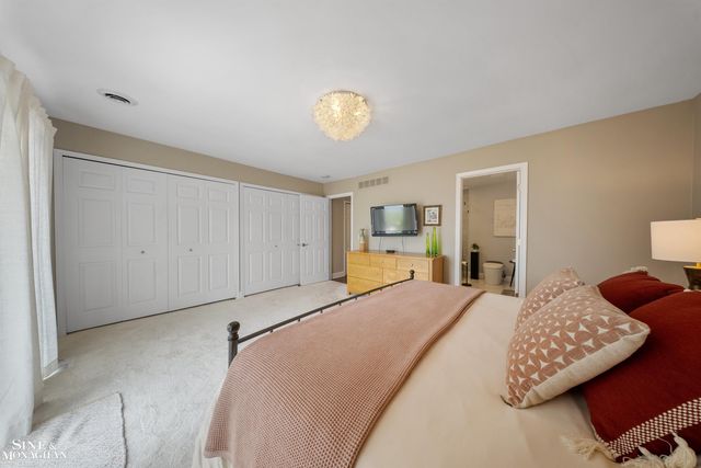 34036 Jefferson Avenue, St Clair Shores, MI 48082