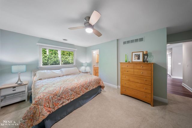 34036 Jefferson Avenue, St Clair Shores, MI 48082