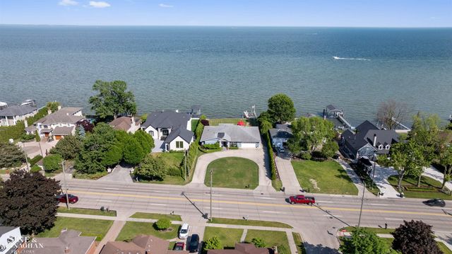 34036 Jefferson Avenue, St Clair Shores, MI 48082