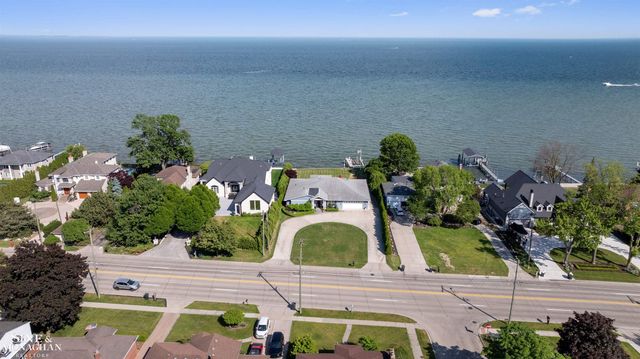 34036 Jefferson Avenue, St Clair Shores, MI 48082