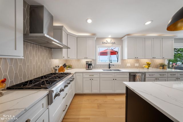 34036 Jefferson Avenue, St Clair Shores, MI 48082