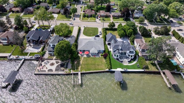 34036 Jefferson Avenue, St Clair Shores, MI 48082