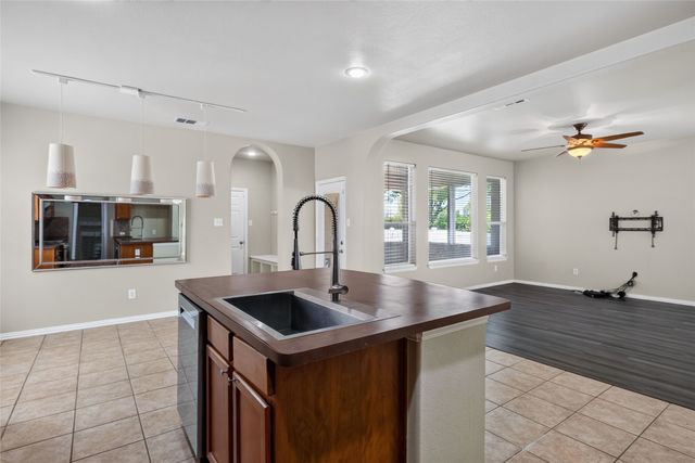 1833 Forsythe Drive, Savannah, TX 76227