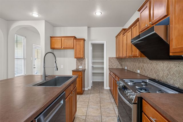 1833 Forsythe Drive, Savannah, TX 76227