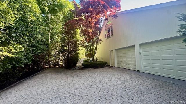 9 Plume Grass Way, Westhampton, NY 11977