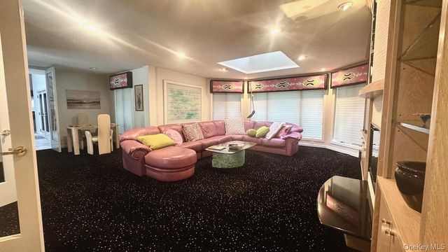 9 Plume Grass Way, Westhampton, NY 11977