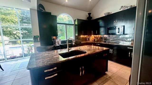 9 Plume Grass Way, Westhampton, NY 11977