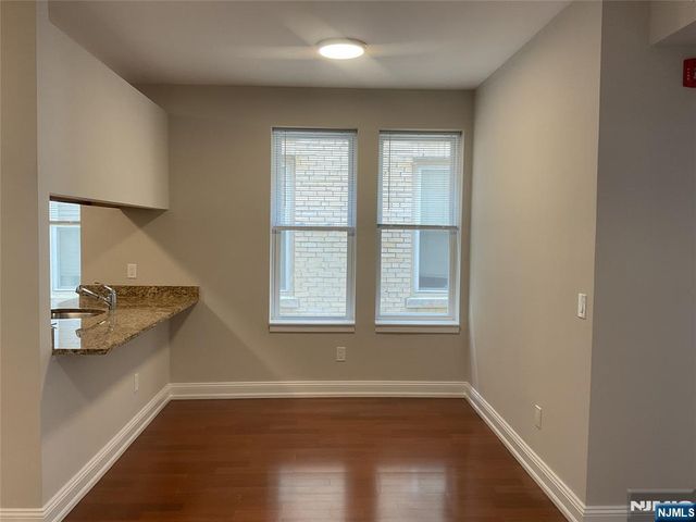 375 Undercliff Avenue 5, Edgewater, NJ 07020