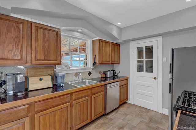 15 Donald Place, East Rockaway, NY 11518