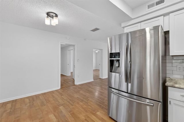 423 E 10TH AVENUE, Mount Dora, FL 32757