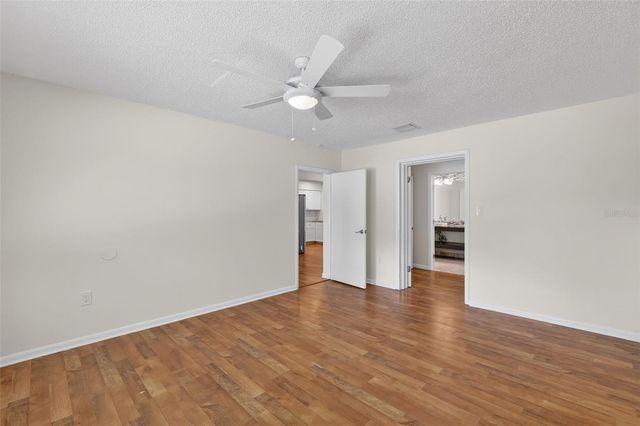 423 E 10TH AVENUE, Mount Dora, FL 32757