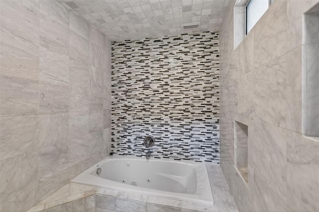 423 E 10TH AVENUE, Mount Dora, FL 32757