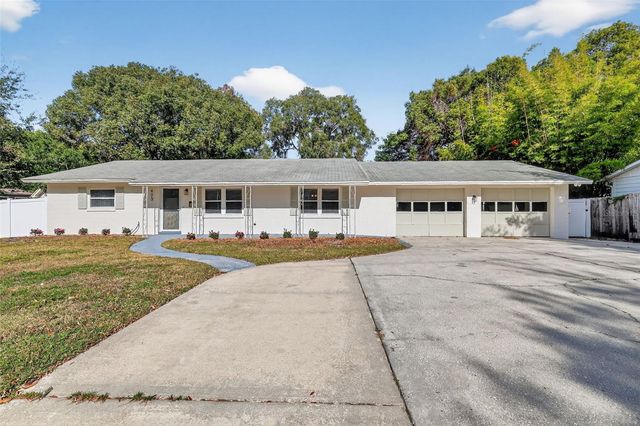 423 E 10TH AVENUE, Mount Dora, FL 32757