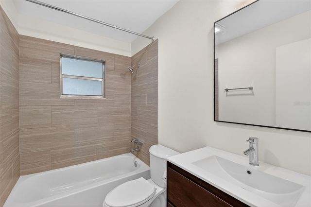 423 E 10TH AVENUE, Mount Dora, FL 32757