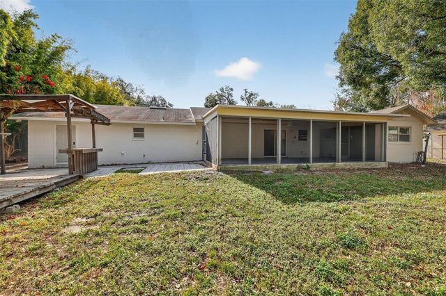 423 E 10TH AVENUE, Mount Dora, FL 32757