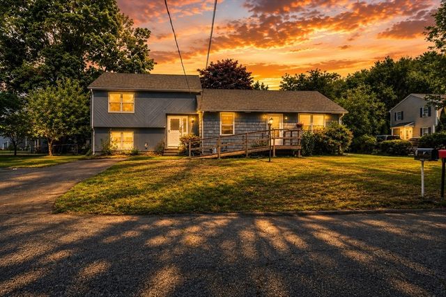 48 Westbrook Dr, Seekonk, MA 02771