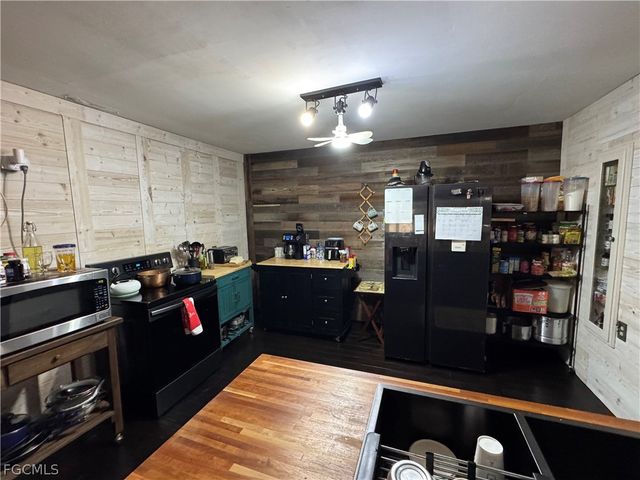 200 Riverview DR, Labelle, FL 33935