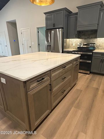 2017 GRAND POINT COURT, Jefferson City, MO 65109