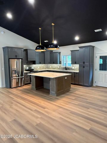 2017 GRAND POINT COURT, Jefferson City, MO 65109