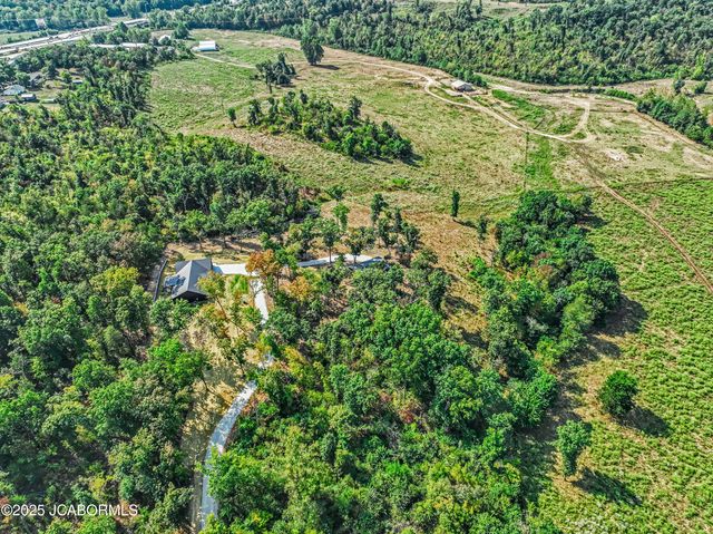 2017 GRAND POINT COURT, Jefferson City, MO 65109