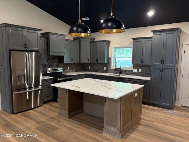 2017 GRAND POINT COURT, Jefferson City, MO 65109