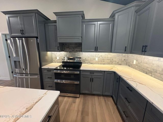 2017 GRAND POINT COURT, Jefferson City, MO 65109