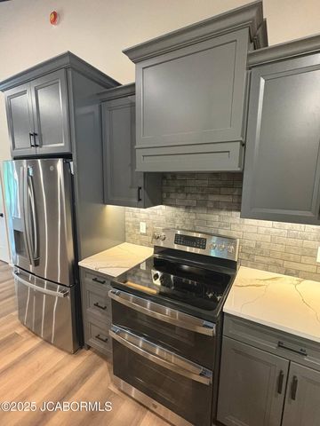 2017 GRAND POINT COURT, Jefferson City, MO 65109