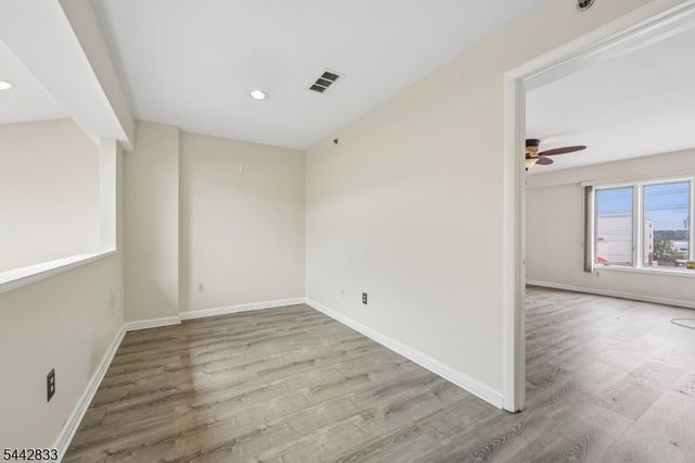 281 Browertown Rd 304, Woodland Park, NJ 07424