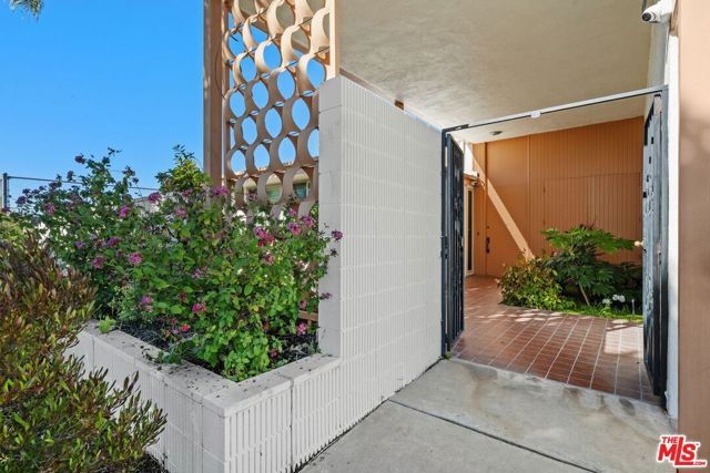 5435 W 64th Street, Los Angeles, CA 90056