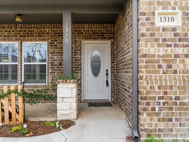 1310 Yale Street, River Oaks, TX 76114