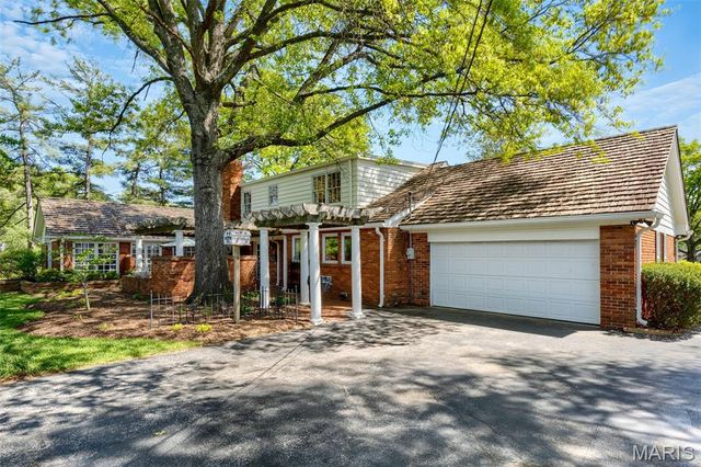 11101 Hermitage Hill Road, Frontenac, MO 63131