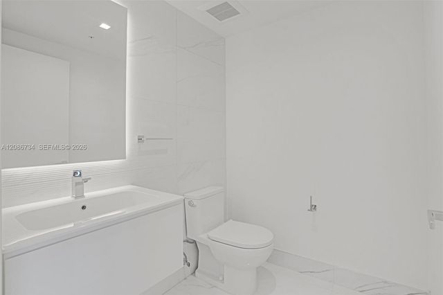 1170 E Hallandale 1003, Hallandale Beach, FL 33009