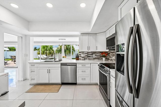 2940 NE 39th Court, Lighthouse Point, FL 33064