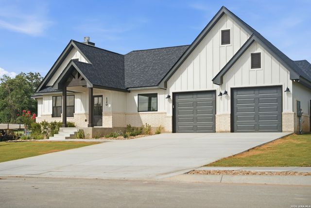 120 ASH PKWY, La Vernia, TX 78121