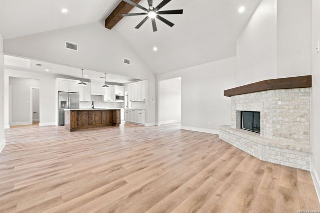 120 ASH PKWY, La Vernia, TX 78121