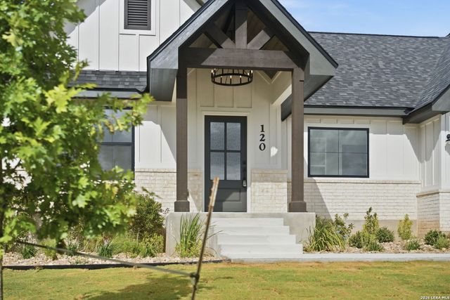 120 ASH PKWY, La Vernia, TX 78121