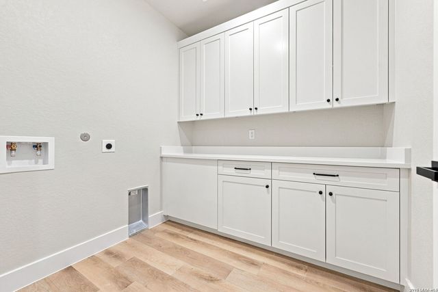 120 ASH PKWY, La Vernia, TX 78121