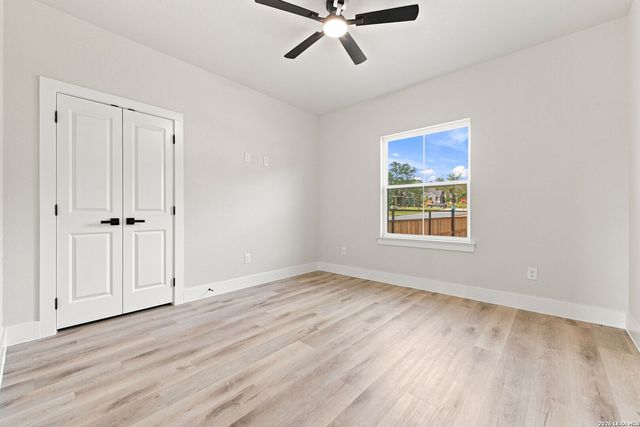 120 ASH PKWY, La Vernia, TX 78121